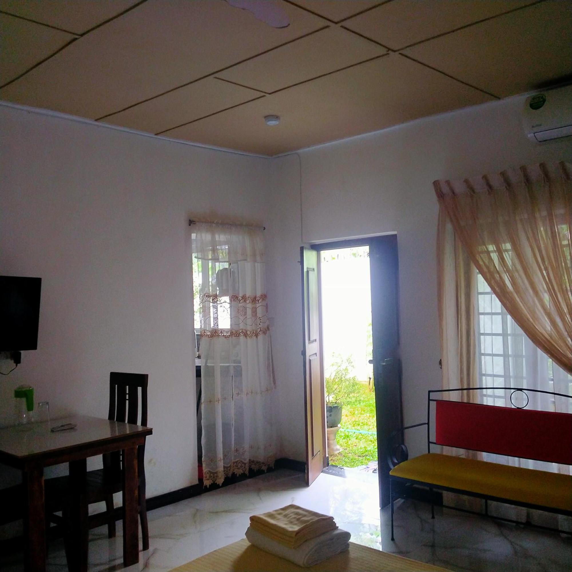 Living Home Negombo Værelse billede