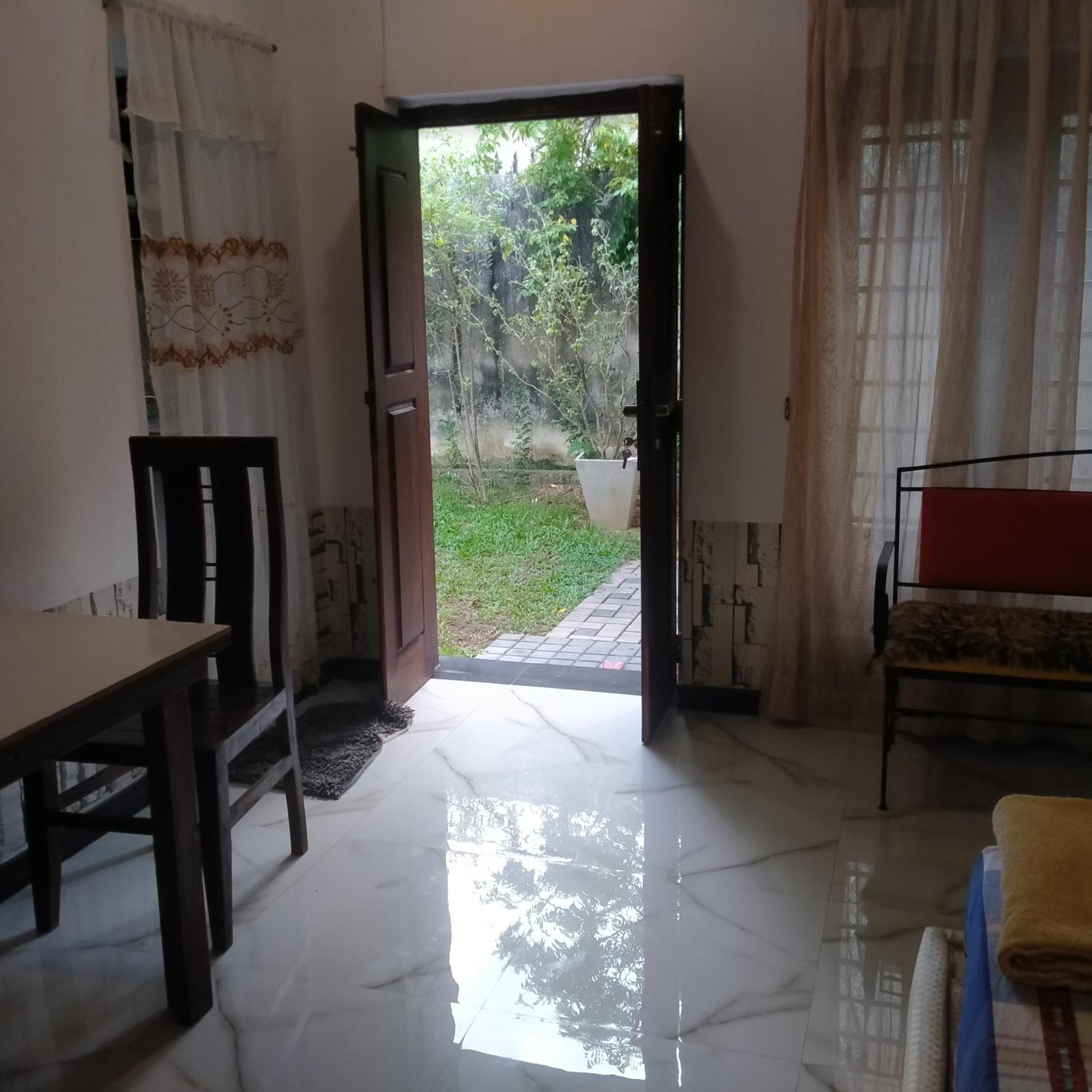 Living Home Negombo Værelse billede